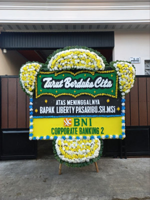 Papan Bunga Duka di Cikareo Utara
