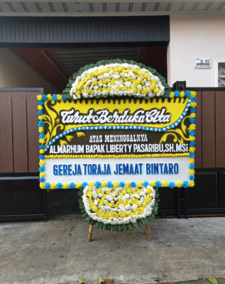 Papan Bunga Duka di Cikareo Utara