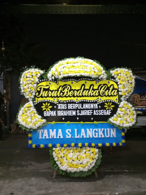 Papan Bunga Duka di Cikareo Utara