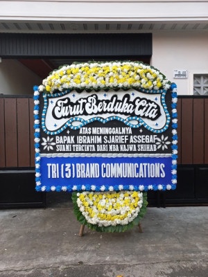 Papan Bunga Duka di Cikareo Utara